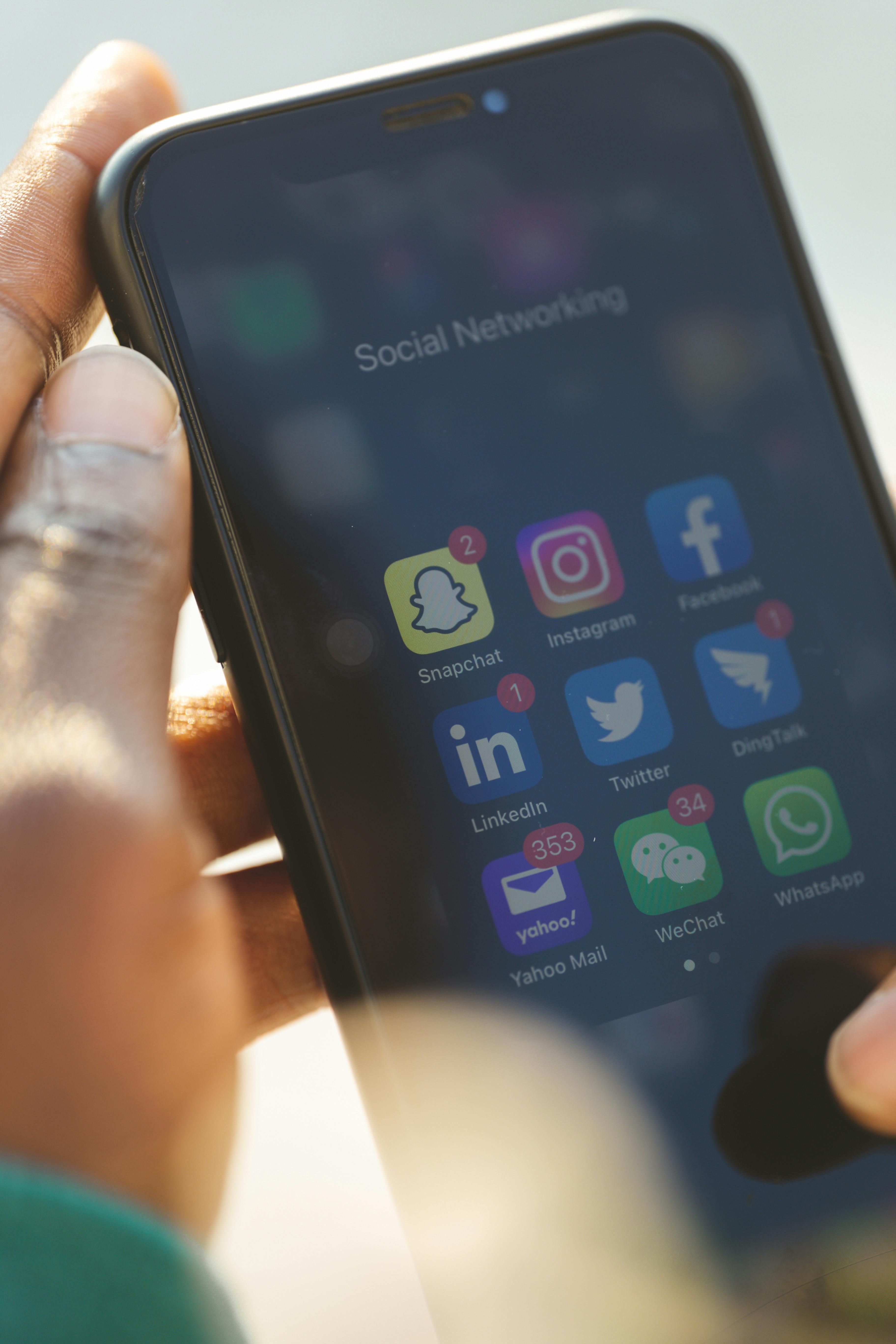 Communauté Revival Agency — réseaux sociaux Facebook Instagram LinkedIn YouTube